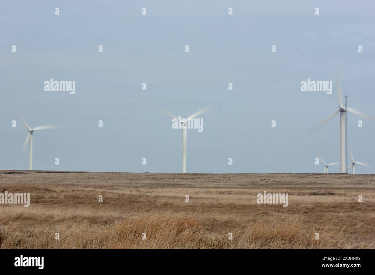 Majestätische saubere, nachhaltige und erneuerbare Windenergie wird auf der Ovenden Wind Farm in West Yorkshire, Großbritannien, erzeugt. Ein früherer Schritt auf dem Weg zum Null-Netz Stockfoto