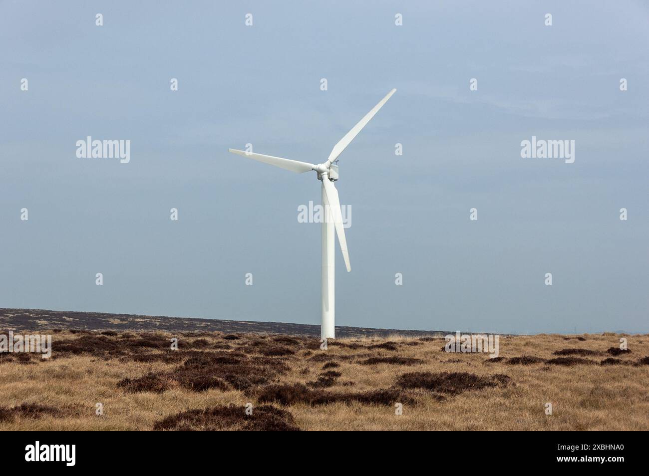 Majestätische saubere, nachhaltige und erneuerbare Windenergie wird auf der Ovenden Wind Farm in West Yorkshire, Großbritannien, erzeugt. Ein früherer Schritt auf dem Weg zum Null-Netz Stockfoto