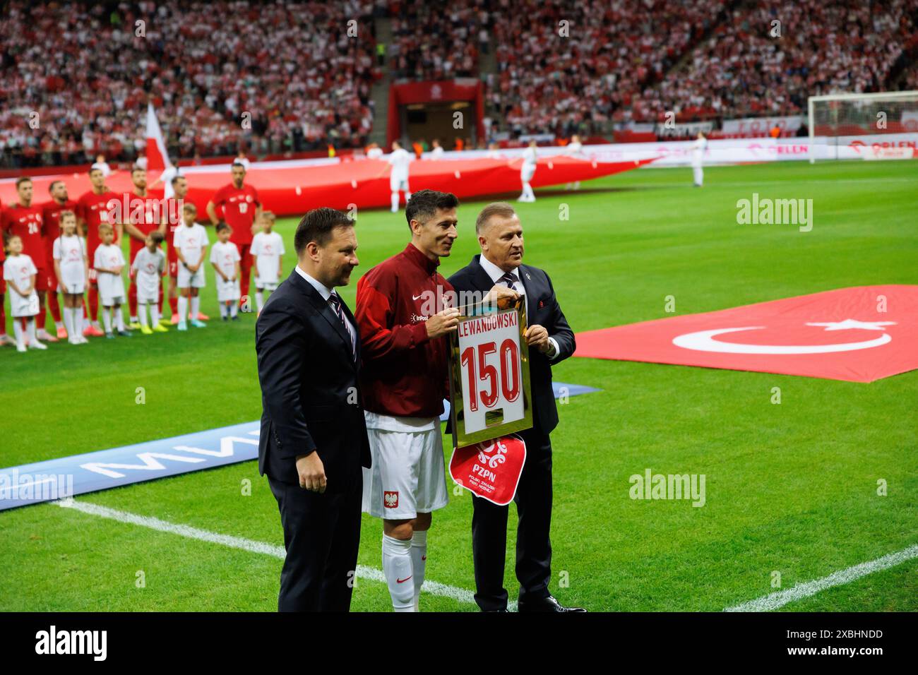 Robert Lewandowski (Polen) feierte mit Cezary Kulesza (Vorsitzender der PZPN) 150 Spiele für die polnische Nationalmannschaft, bevor er ein Freundschaftsspiel zwischen den polnischen und türkischen Nationalmannschaften bei PGE Narodowy feierte. Endpunktzahl; Polen 2: 0 Türkei. Stockfoto