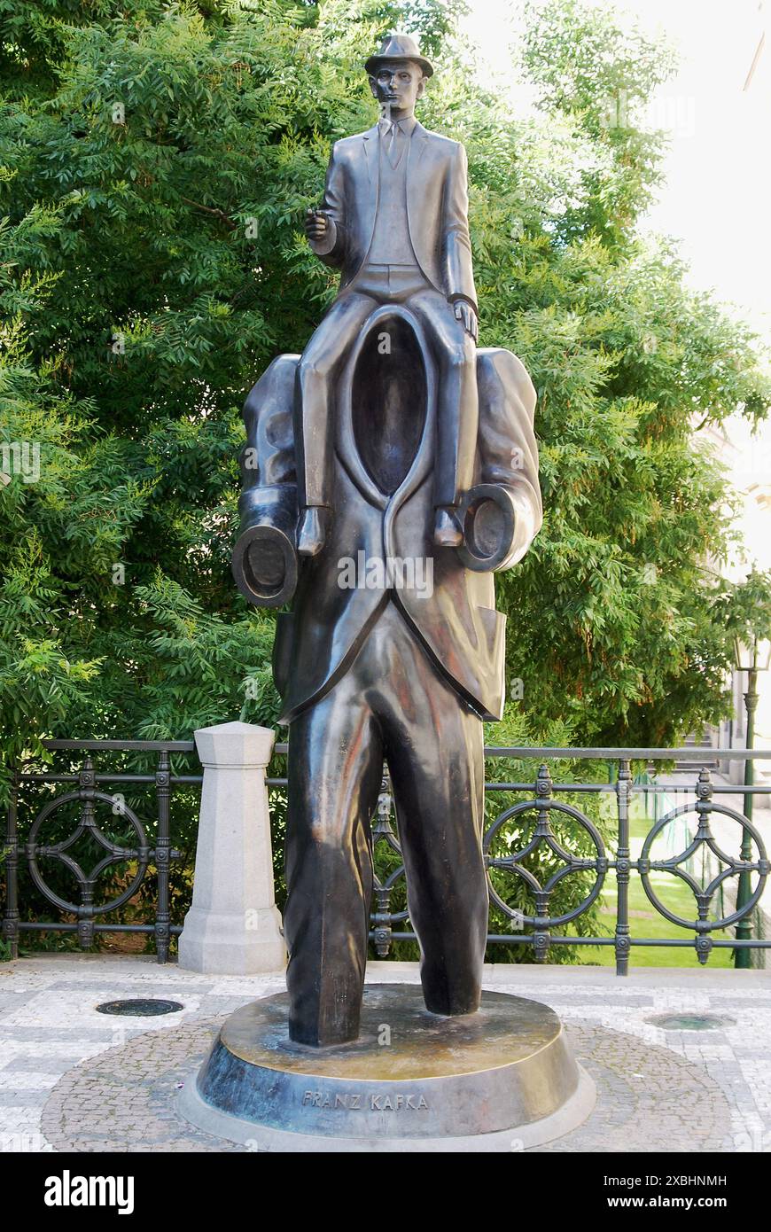 Statue von Franz Kafka bei Jaroslav Rona, Vezenska Straße, Jüdisches Viertel, Prag, Tschechische Republik Stockfoto