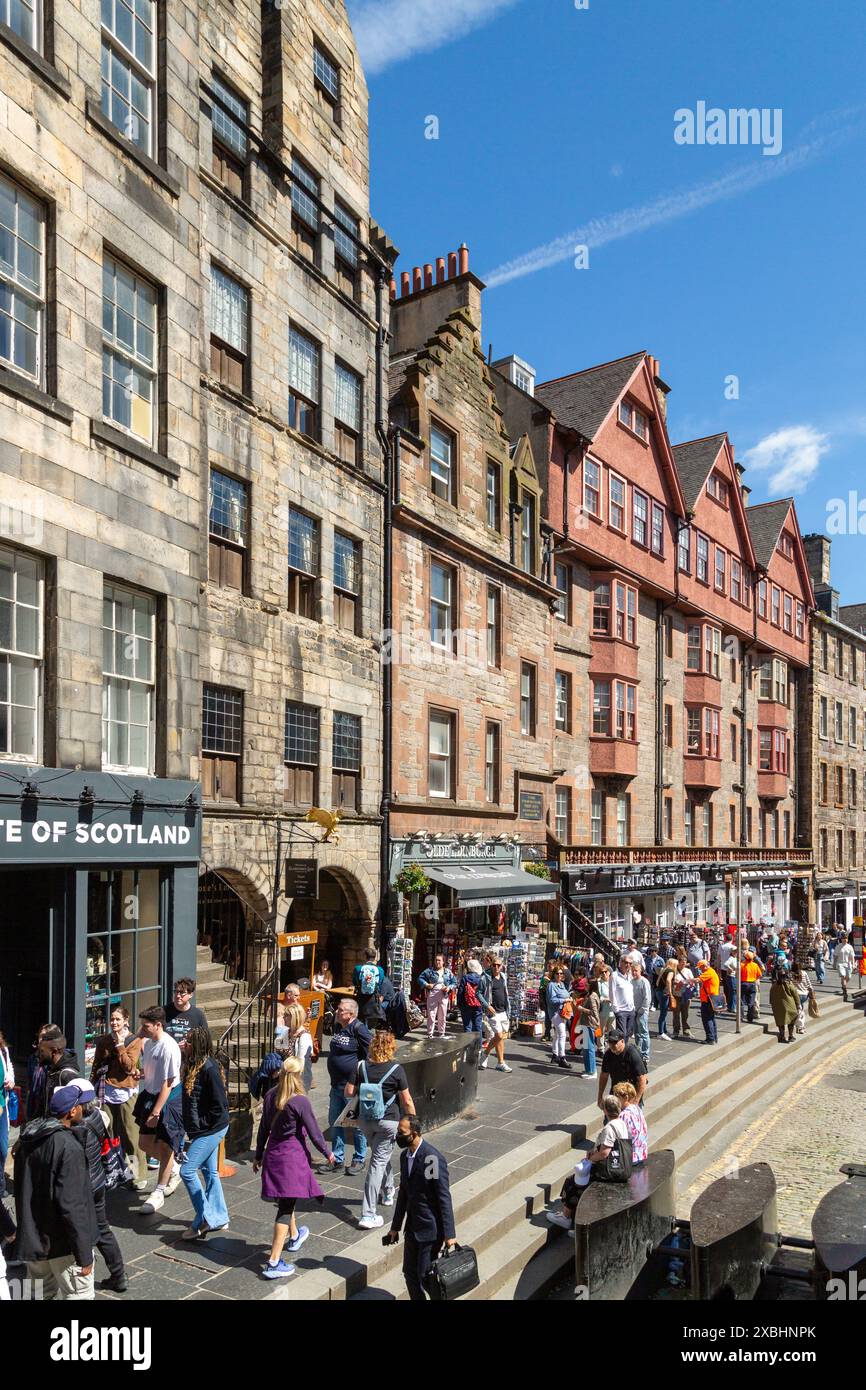 Touristen auf der Royal Mile, Schottland Stockfoto
