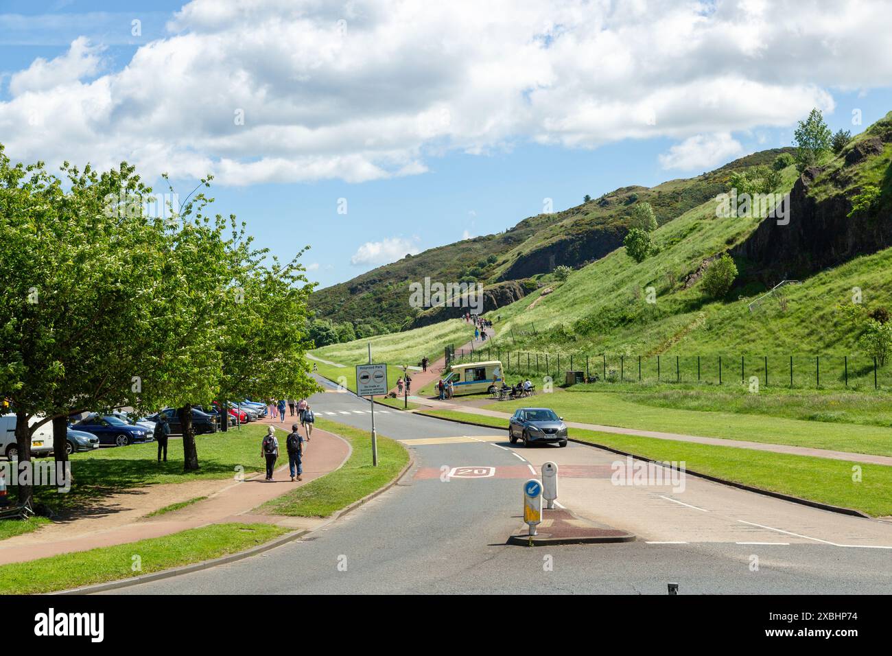 Der Holyrood Park (je nach Geschlecht des Herrschers auch King's Park oder Queen's Park genannt) ist ein königlicher Park im Zentrum von Edinburgh Stockfoto