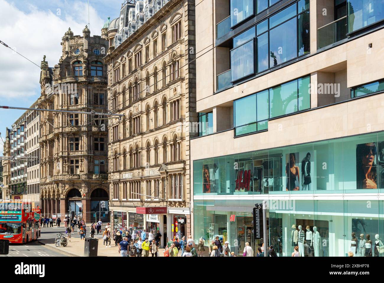Princes Street mit dem H&M-Geschäft mit Glasfassade und im Hintergrund das alte Kaufhaus Jenners Stockfoto