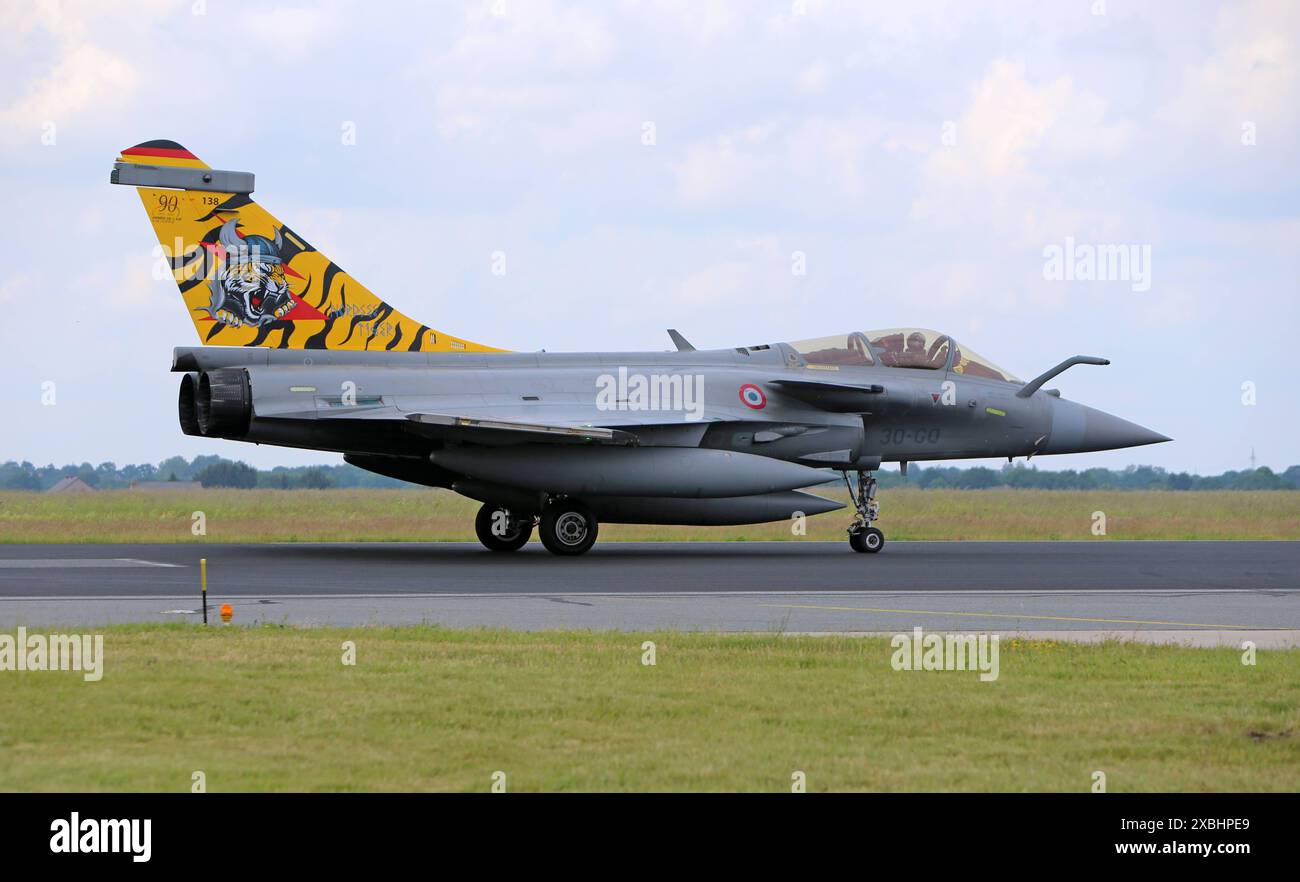 Ein Kampfflugzeug der französischen Luftwaffe vom Typ Dassault Rafale C mit Sonderlackierung Nordsee Tiger nach der Landung auf dem Fliegerhorst Schleswig-Jagel. Die Luftwaffenübung NATO Tiger Meet NTM ist eine gemeinsame miliärische Übung von Luftwaffen-Verbänden aus NATO-Mitgliedstaaten und befreundeten Ländern. Sie finden vom 03. bis 13. Juni 2024 auf dem deutschen Fliegerhorst Schleswig-Jagel statt. Schleswig Schleswig-Holstein Deutschland *** Ein Dassault Rafale C Kampfflugzeug der französischen Luftwaffe mit spezieller Nordsee-Tiger-Lackierung nach der Landung auf dem Schleswig-Jagel-Luftwaffenstützpunkt NATO Tiger M Stockfoto