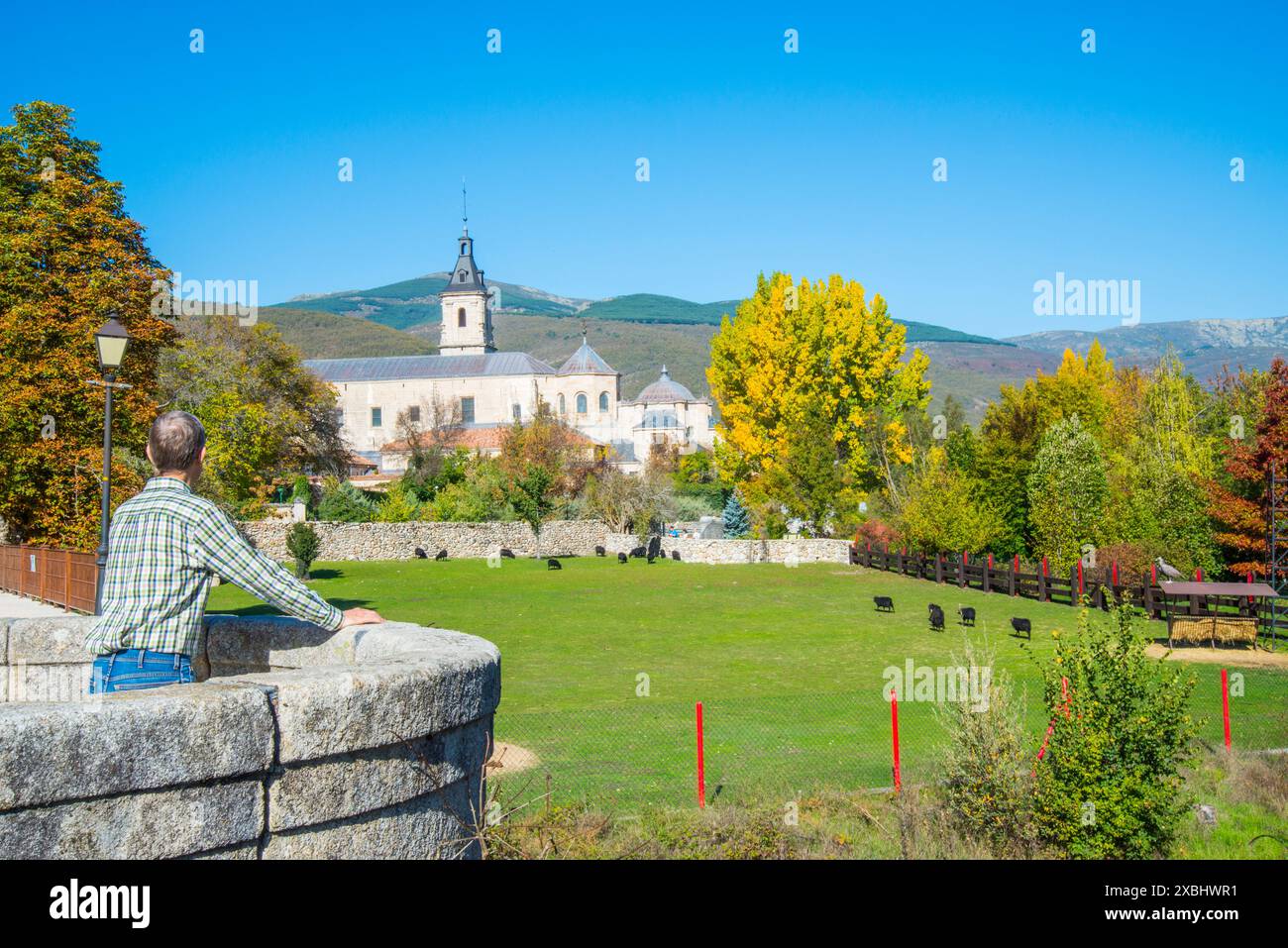 Mann in Puente del Perdon, der auf das Kloster Santa Maria del Paular blickt. Rascafria, Provinz Madrid, Spanien. Stockfoto