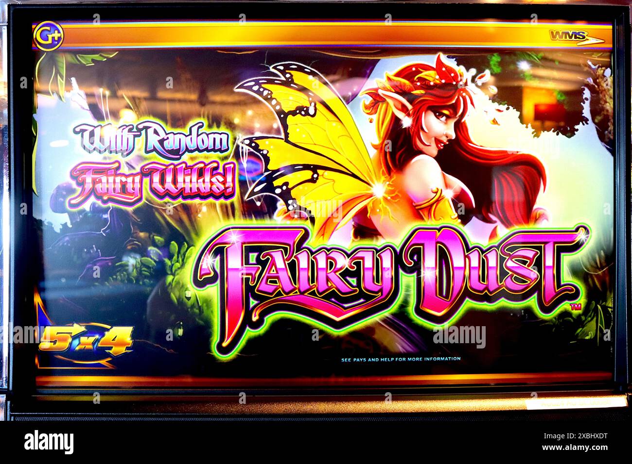 WMS Fairy Dust – mit dem beleuchteten Titelbildschirm des Videospielautomaten „Random Fairy Wilds“. Stockfoto