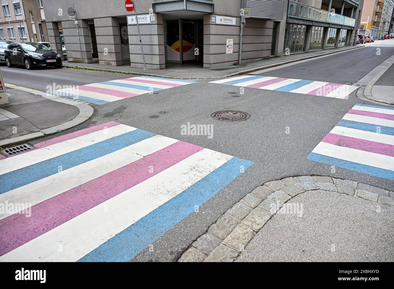 Linz, Transgender Zebrastreifen 12.06.2024, Linz, AUT, Linz im Bild Linz, Transgender Zebrastreifen, Homo-, BI-, Inter- und Transphobie, LGBTIQ, Pride Oberoesterreich *** Linz, Transgender Crosswalk 12 06 2024, Linz, AUT, Linz im Bild Linz, Transgender Crosswalk, Homo , BI , Inter und Transphobia, LGBTIQ, Pride Oberoesterreich Linz, Transgender Zebrastreifen, 12.06.2024-1 20240612 Stockfoto