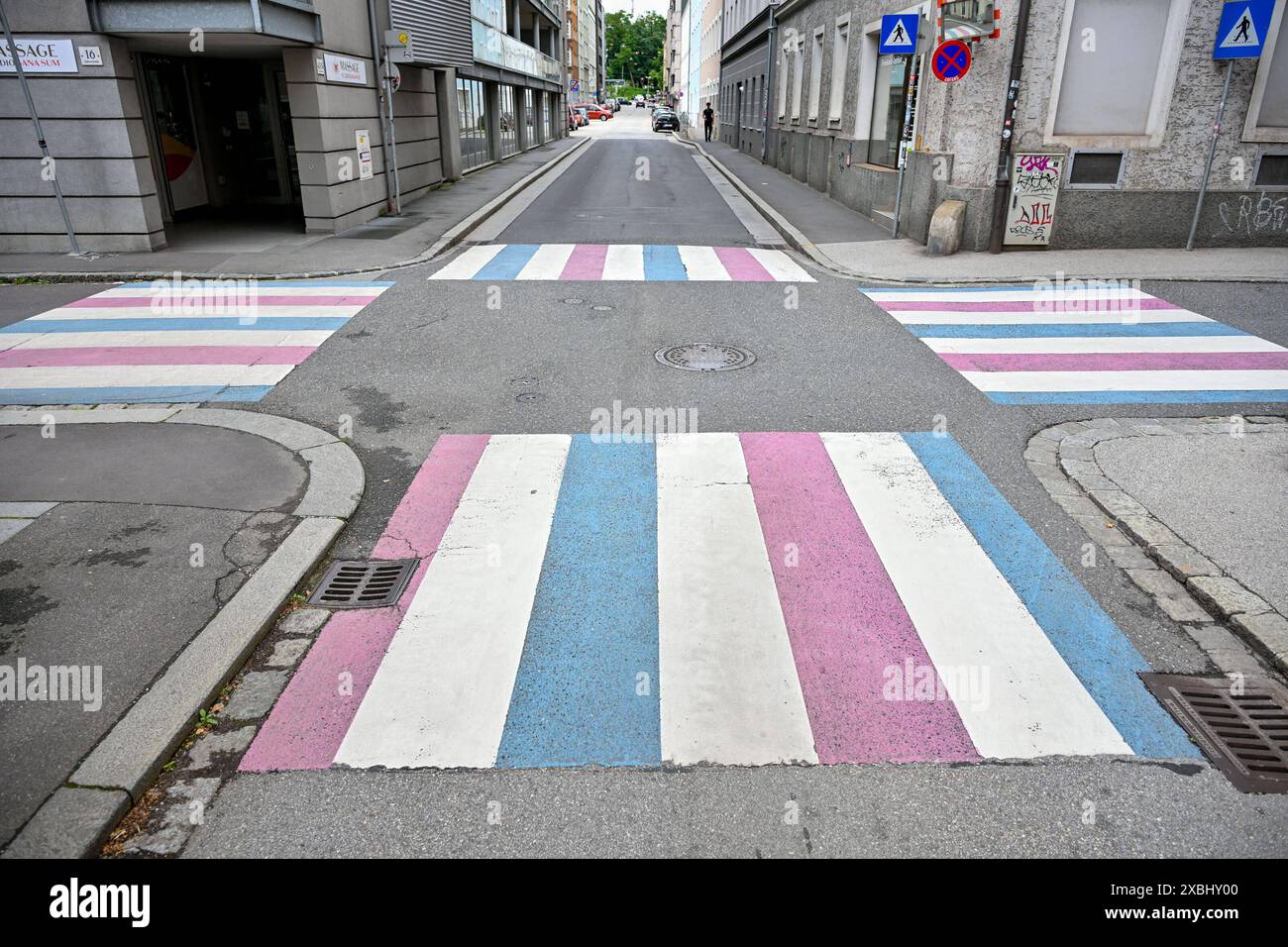 Linz, Transgender Zebrastreifen 12.06.2024, Linz, AUT, Linz im Bild Linz, Transgender Zebrastreifen, Homo-, BI-, Inter- und Transphobie, LGBTIQ, Pride Oberoesterreich *** Linz, Transgender Crosswalk 12 06 2024, Linz, AUT, Linz im Bild Linz, Transgender Crosswalk, Homo , BI , Inter und Transphobia, LGBTIQ, Pride Oberoesterreich Linz, Transgender Zebrastreifen, 12.06.2024-4 20240612 Stockfoto