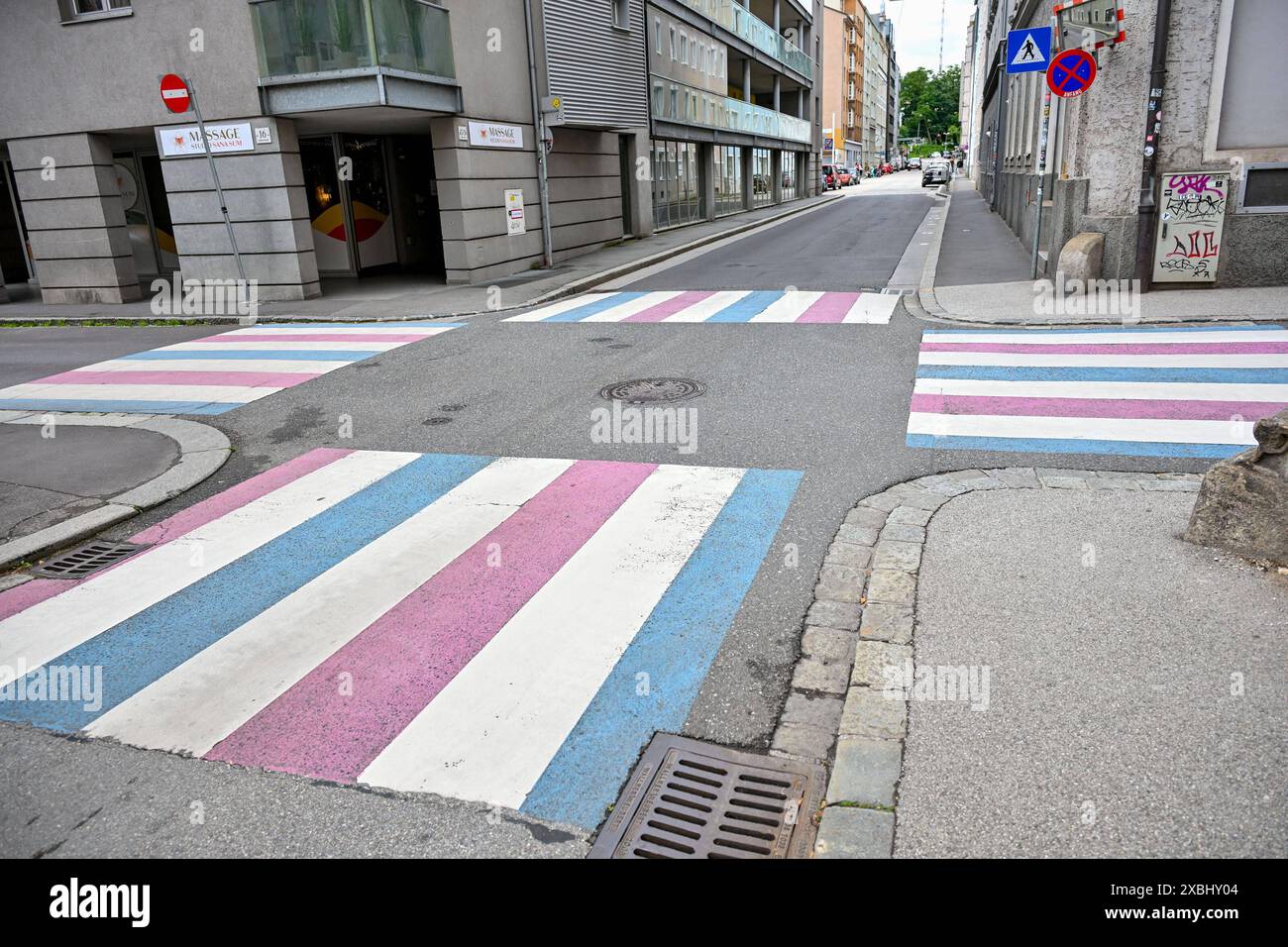 Linz, Transgender Zebrastreifen 12.06.2024, Linz, AUT, Linz im Bild Linz, Transgender Zebrastreifen, Homo-, BI-, Inter- und Transphobie, LGBTIQ, Pride Oberoesterreich *** Linz, Transgender Crosswalk 12 06 2024, Linz, AUT, Linz im Bild Linz, Transgender Crosswalk, Homo , BI , Inter und Transphobia, LGBTIQ, Pride Oberoesterreich Linz, Transgender Zebrastreifen, 12.06.2024-2 20240612 Stockfoto