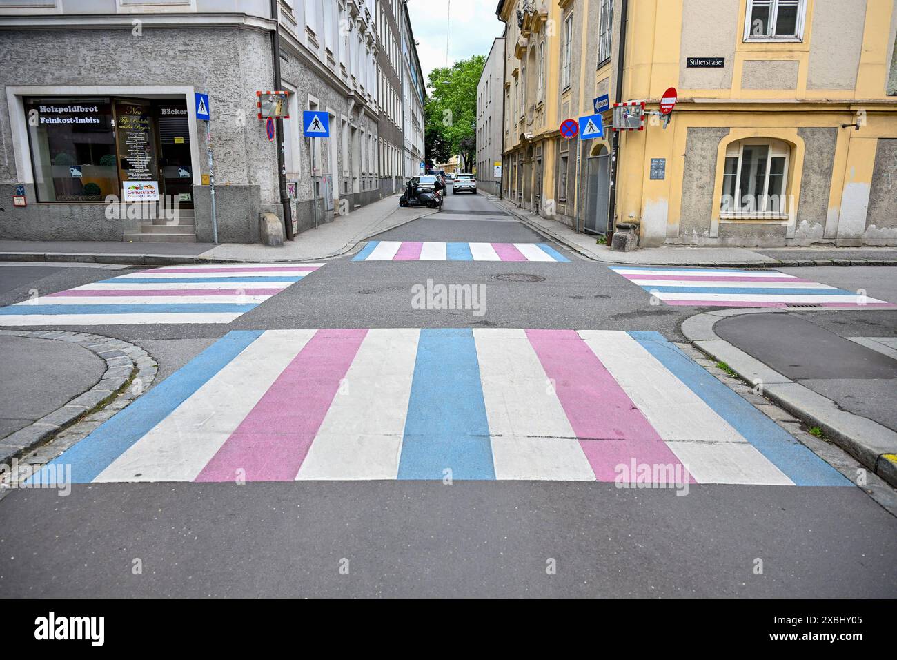 Linz, Transgender Zebrastreifen 12.06.2024, Linz, AUT, Linz im Bild Linz, Transgender Zebrastreifen, Homo-, BI-, Inter- und Transphobie, LGBTIQ, Pride Oberoesterreich *** Linz, Transgender Crosswalk 12 06 2024, Linz, AUT, Linz im Bild Linz, Transgender Crosswalk, Homo , BI , Inter und Transphobia, LGBTIQ, Pride Oberoesterreich Linz, Transgender Zebrastreifen, 12.06.2024-6 20240612 Stockfoto