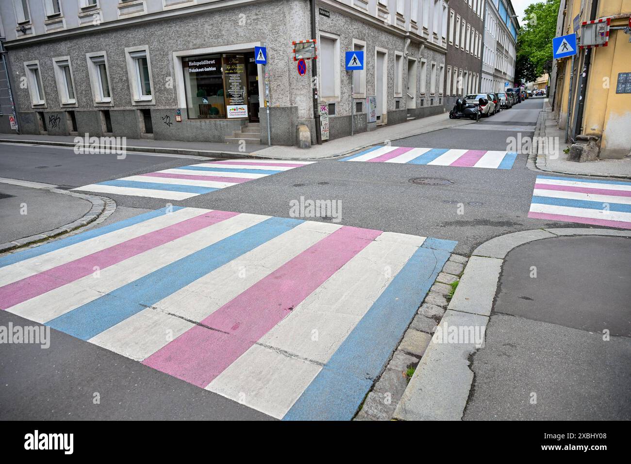 Linz, Transgender Zebrastreifen 12.06.2024, Linz, AUT, Linz im Bild Linz, Transgender Zebrastreifen, Homo-, BI-, Inter- und Transphobie, LGBTIQ, Pride Oberoesterreich *** Linz, Transgender Crosswalk 12 06 2024, Linz, AUT, Linz im Bild Linz, Transgender Crosswalk, Homo , BI , Inter und Transphobia, LGBTIQ, Pride Oberoesterreich Linz, Transgender Zebrastreifen, 12.06.2024-5 20240612 Stockfoto