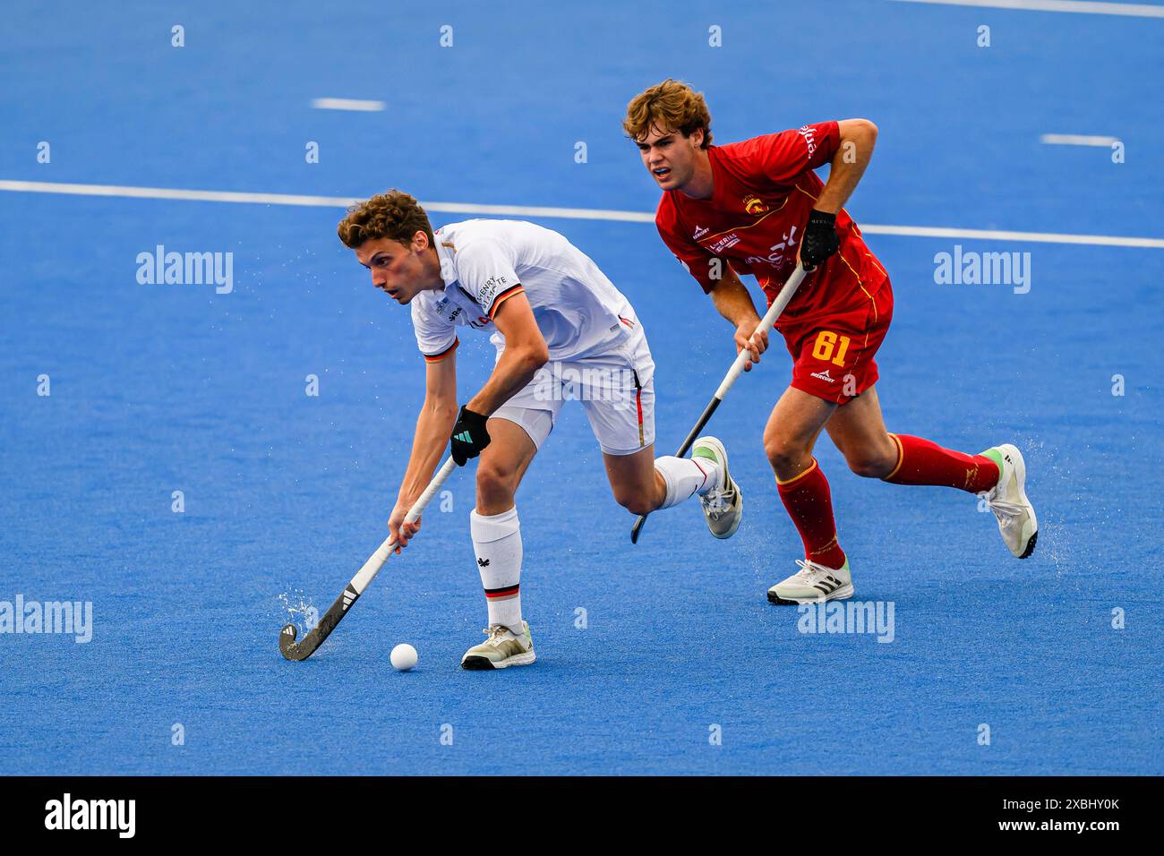 LONDON, VEREINIGTES KÖNIGREICH. Juni 24. Johannes Grove aus Deutschland (links) und Bruno Font aus Spanien (rechts) in Aktion während der FIH Hockey Pro League - Germany gegen Spanien im Lea Valley Hockey and Tennis Centre am Mittwoch, den 12. Juni 2024 in LONDON ENGLAND. Quelle: Taka G Wu/Alamy Live News Stockfoto