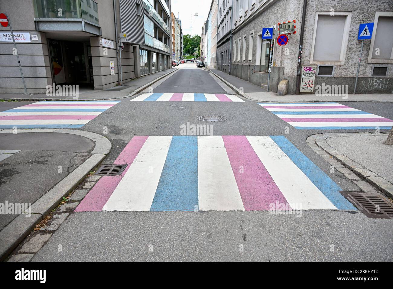 Linz, Transgender Zebrastreifen 12.06.2024, Linz, AUT, Linz im Bild Linz, Transgender Zebrastreifen, Homo-, BI-, Inter- und Transphobie, LGBTIQ, Pride Oberoesterreich *** Linz, Transgender Crosswalk 12 06 2024, Linz, AUT, Linz im Bild Linz, Transgender Crosswalk, Homo , BI , Inter und Transphobia, LGBTIQ, Pride Oberoesterreich Linz, Transgender Zebrastreifen, 12.06.2024-3 20240612 Stockfoto