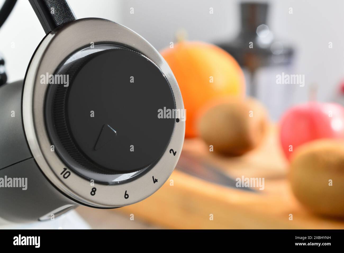 Drehzahlregler des Mixers. Skala mit Skala. Stockfoto