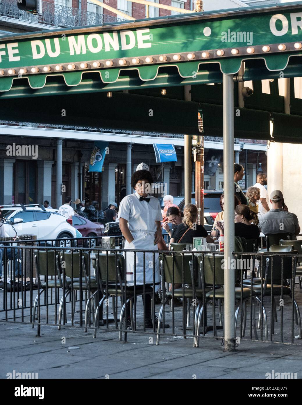 Das ikonische Cafe du Monde im French Quarter von New Orleans, bekannt für seine Beignets und seinen Kaffee, ist voller Gäste, die die lebhafte Atmosphäre genießen. Stockfoto