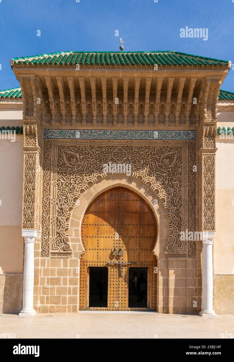 Meknes, Marokko - 5. März 2024: Blick auf den Eingang des Begräbniskomplexes Moulay Isma'il in der Altstadt von Meknes Stockfoto