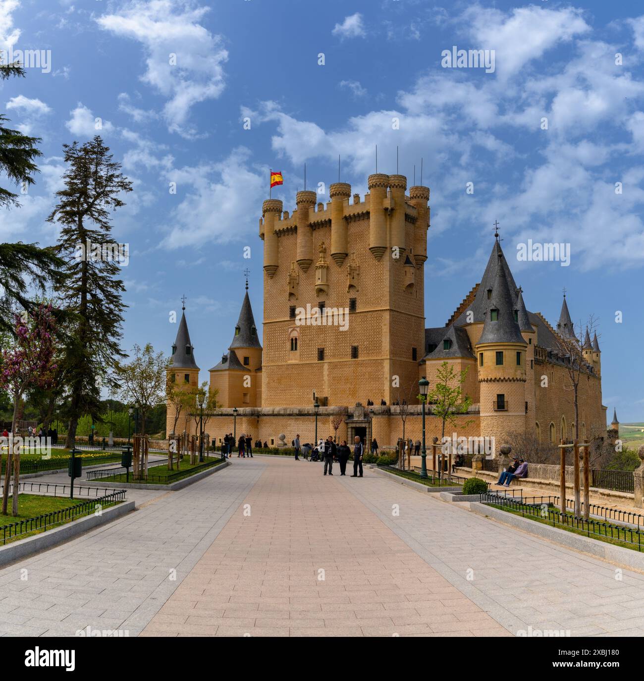 Segovia, Spanien - 7. April 2024: Blick auf die Alacazar oder die Burg von Segovia an einem schönen Frühlingstag Stockfoto