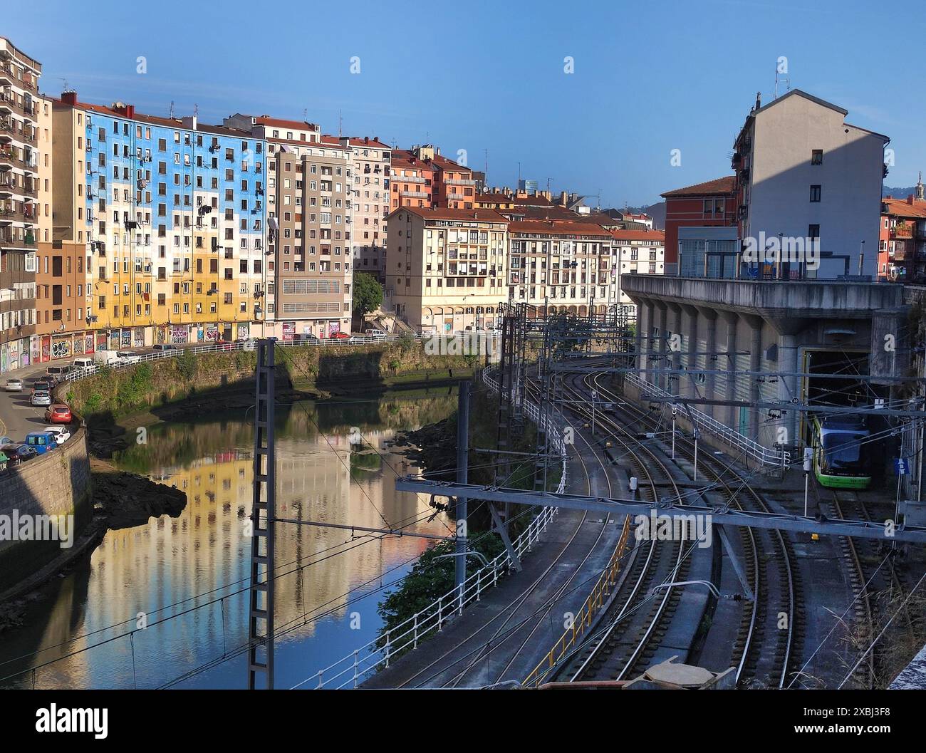 Bilbao: Bilbao-Mündung und Eisenbahnschienen Stockfoto