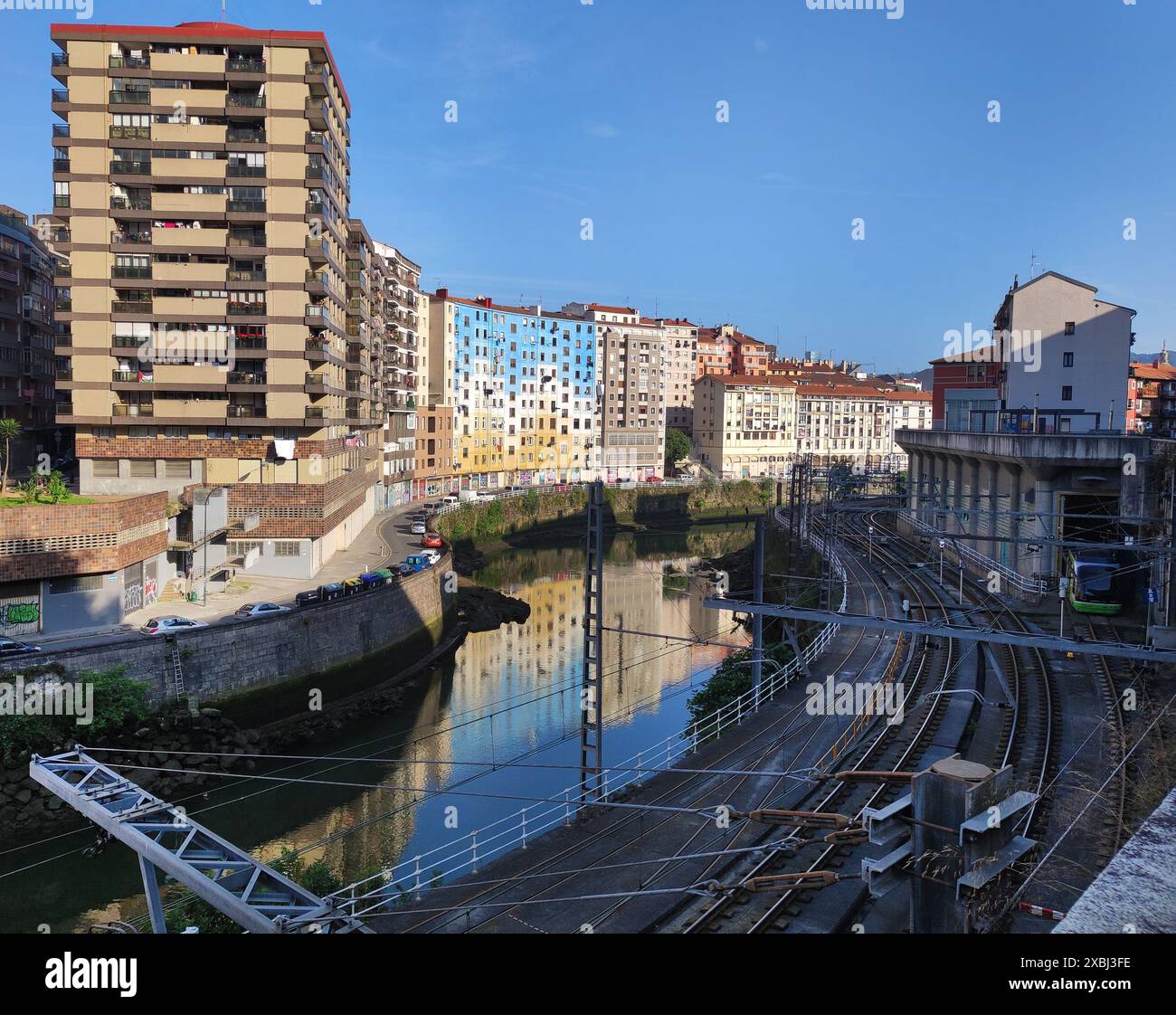 Bilbao: Bilbao-Mündung und Eisenbahnschienen Stockfoto