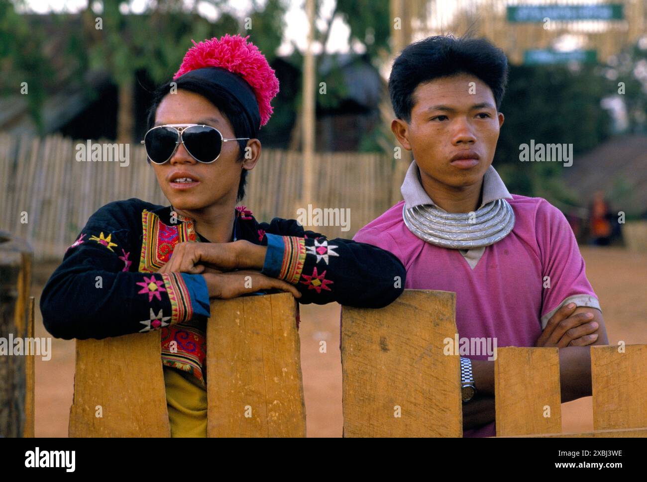 Hmong Village, Pa Kludy, Nordthailand Südostasien. Männer in traditioneller Alltagskleidung und Kleidung mit westlichem Einfluss. Tragen Sie eine stilvolle Sonnenbrille im Aviator-Stil der 1990er Jahre Circa 1995 HOMER SYKES Stockfoto