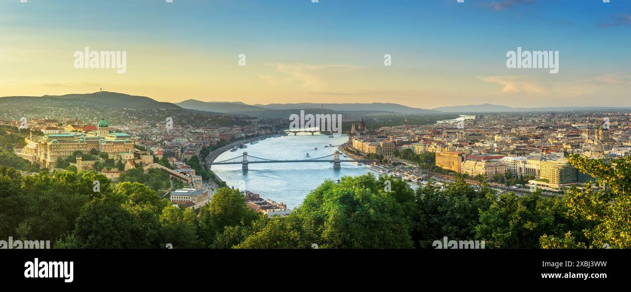 Panoramablick auf die Skyline von Budapest von oben nach dem Sonnenuntergang Stockfoto