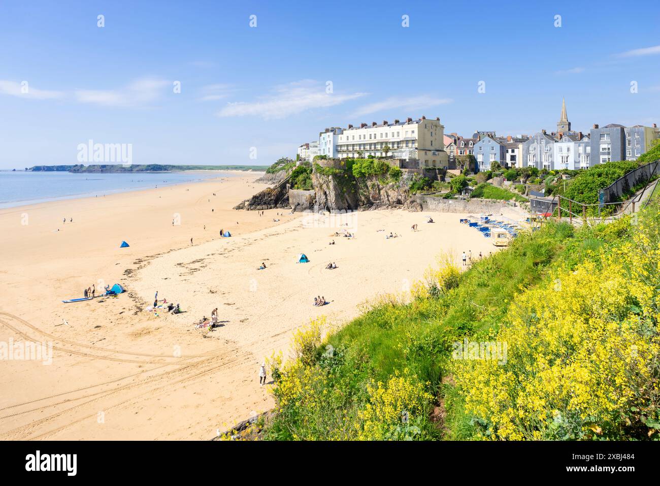 Tenby Castle Beach und die Long Tenby South Beach Hotels an der Esplanade und Carmarthan Bay Pembrokeshire West Wales Großbritannien GB Europa Stockfoto