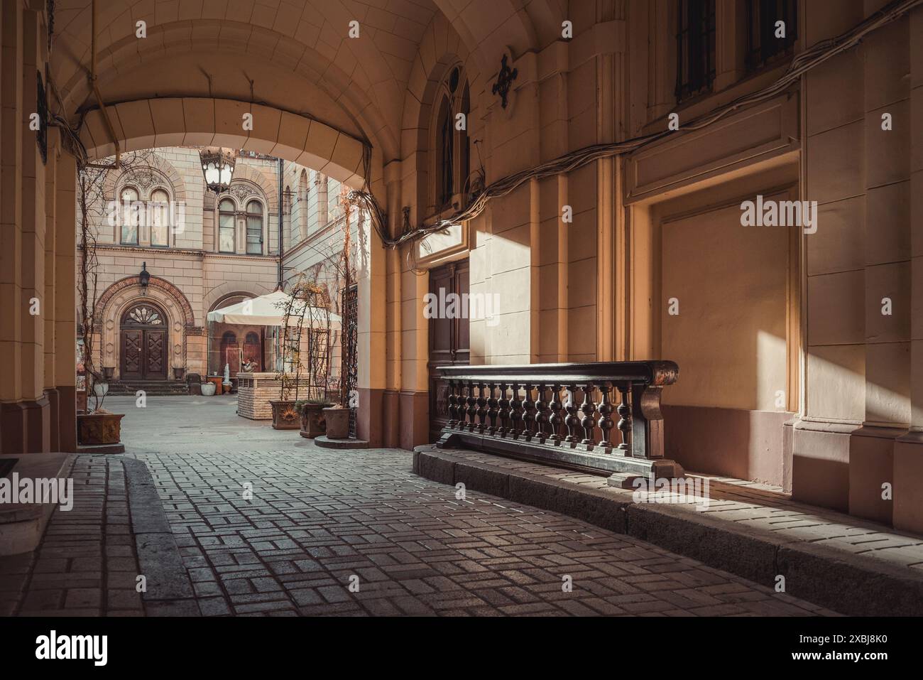 Sonnenstrahlen am Morgen am Tor zum Innenhof des Philharmonischen Theaters Odesa - orientalische Architektur in der Altstadt. Stockfoto