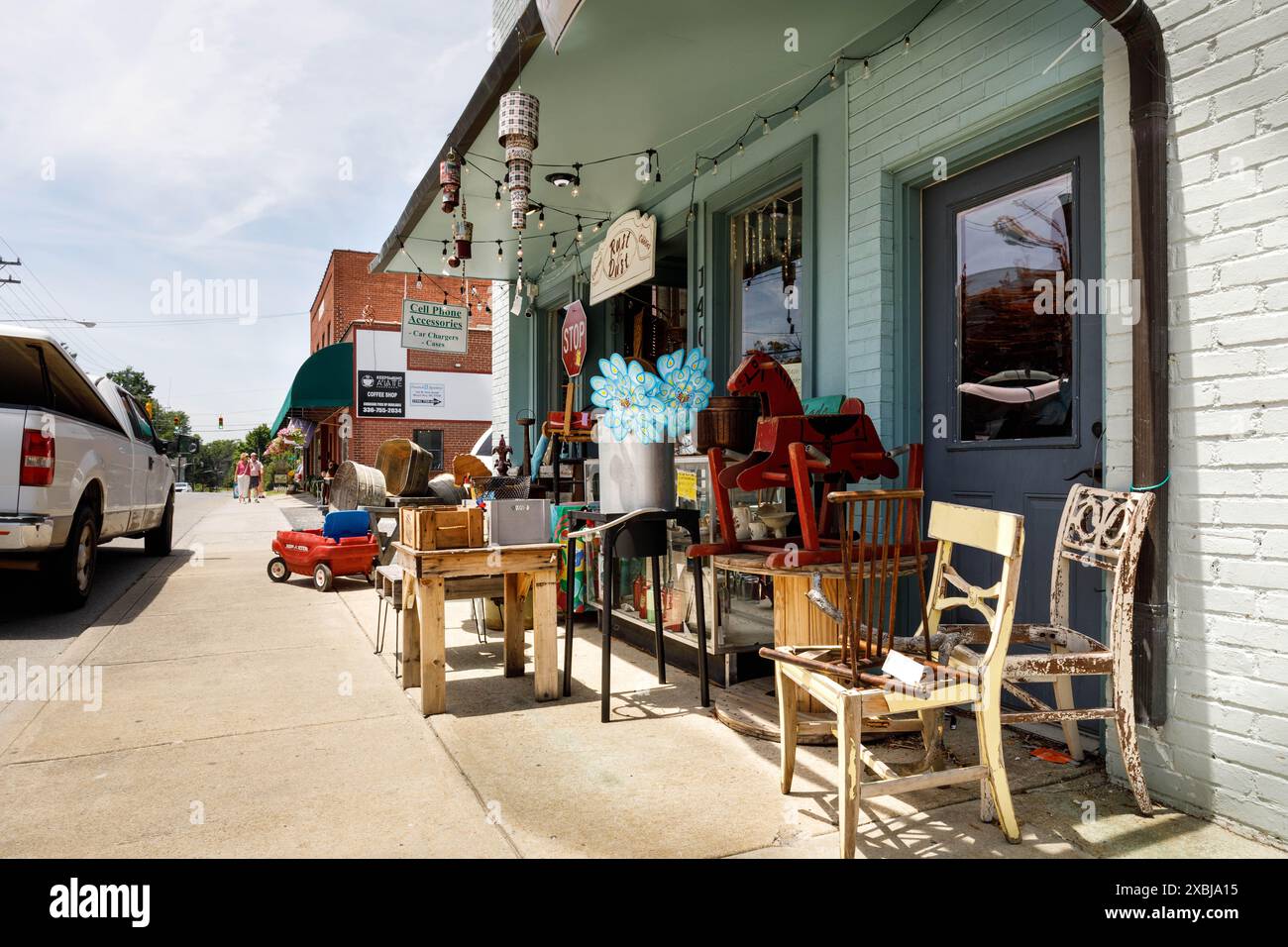 Mt. Airy, NC, USA-1. Juni 2024: Ein Gebrauchtwarengeschäft mit dem Namen „Rust and Dust“ in Mt. Luftig. Ein paar laufen darauf zu. Stockfoto