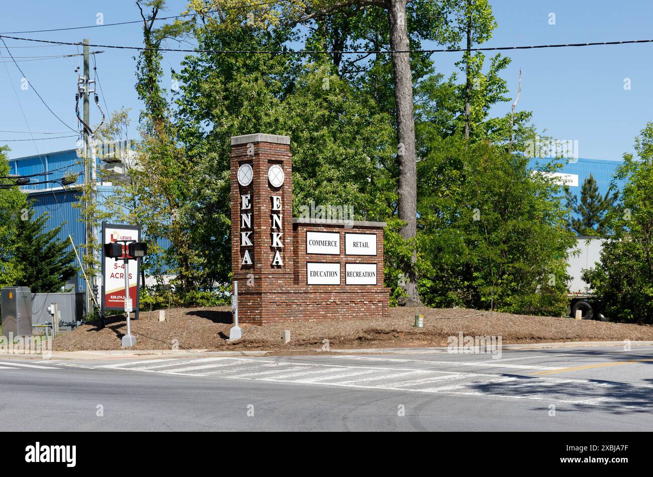 Enka, North Carolina, 4. Mai 2023: Denkmal für die Stadt Enka, die Handel, Handel, Bildung und Erholung anbietet. Stockfoto