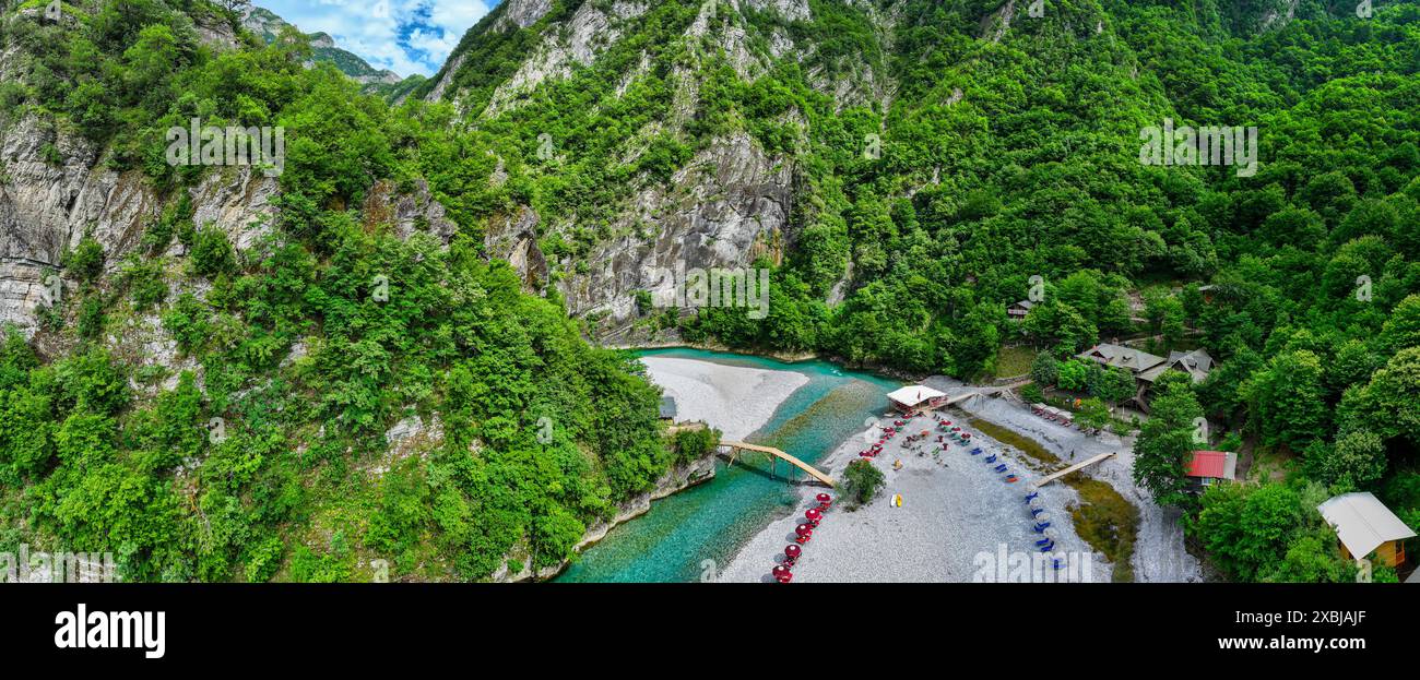 Luftbild des wunderschönen Shala-Flusses in Nordalbanien. Stockfoto