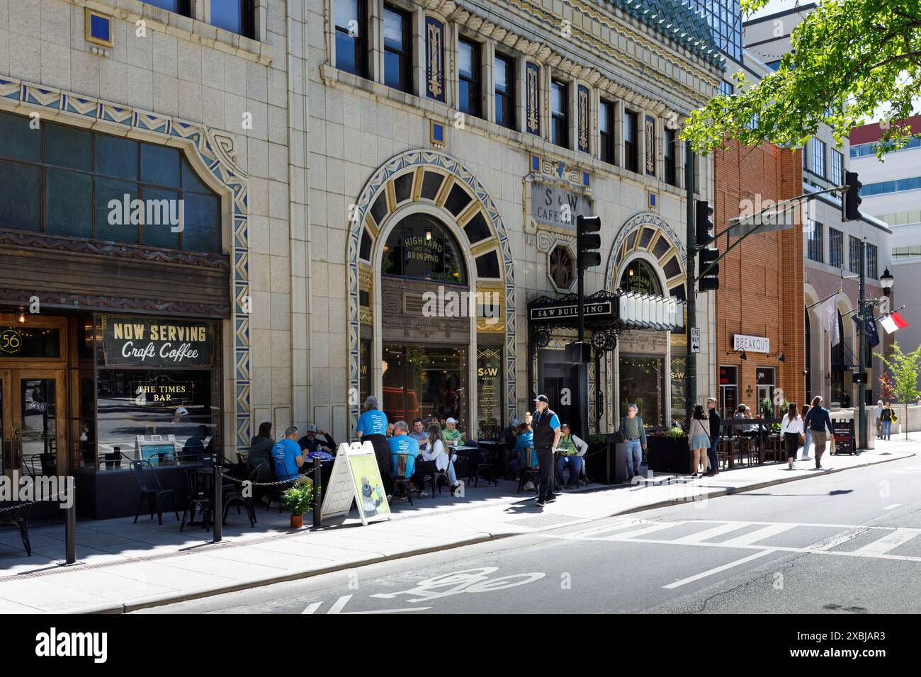 Asheville, NC, USA-4. Mai 2023: Patton Ave. Zeigt das alte Gebäude der S&W Cafeteria, das heute die Times Bar und andere Veranstaltungsorte beherbergt. Stockfoto