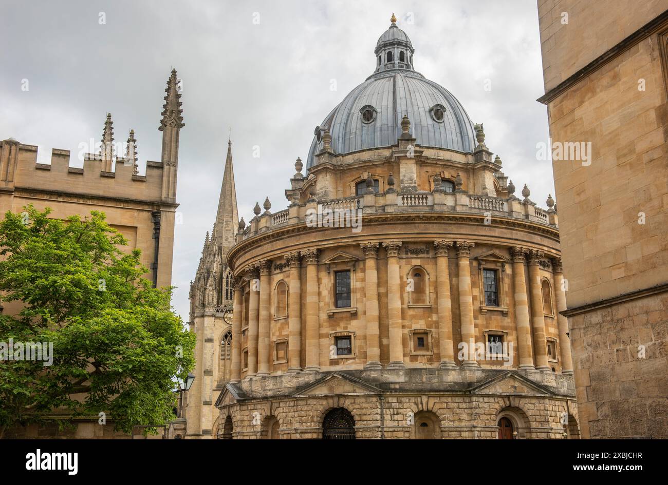 Die Radcliffe Camera ist ein kreisförmiges Gebäude im Zentrum von Oxford, das ursprünglich die Radcliffe Science Library für die University of Oxford beherbergte Stockfoto