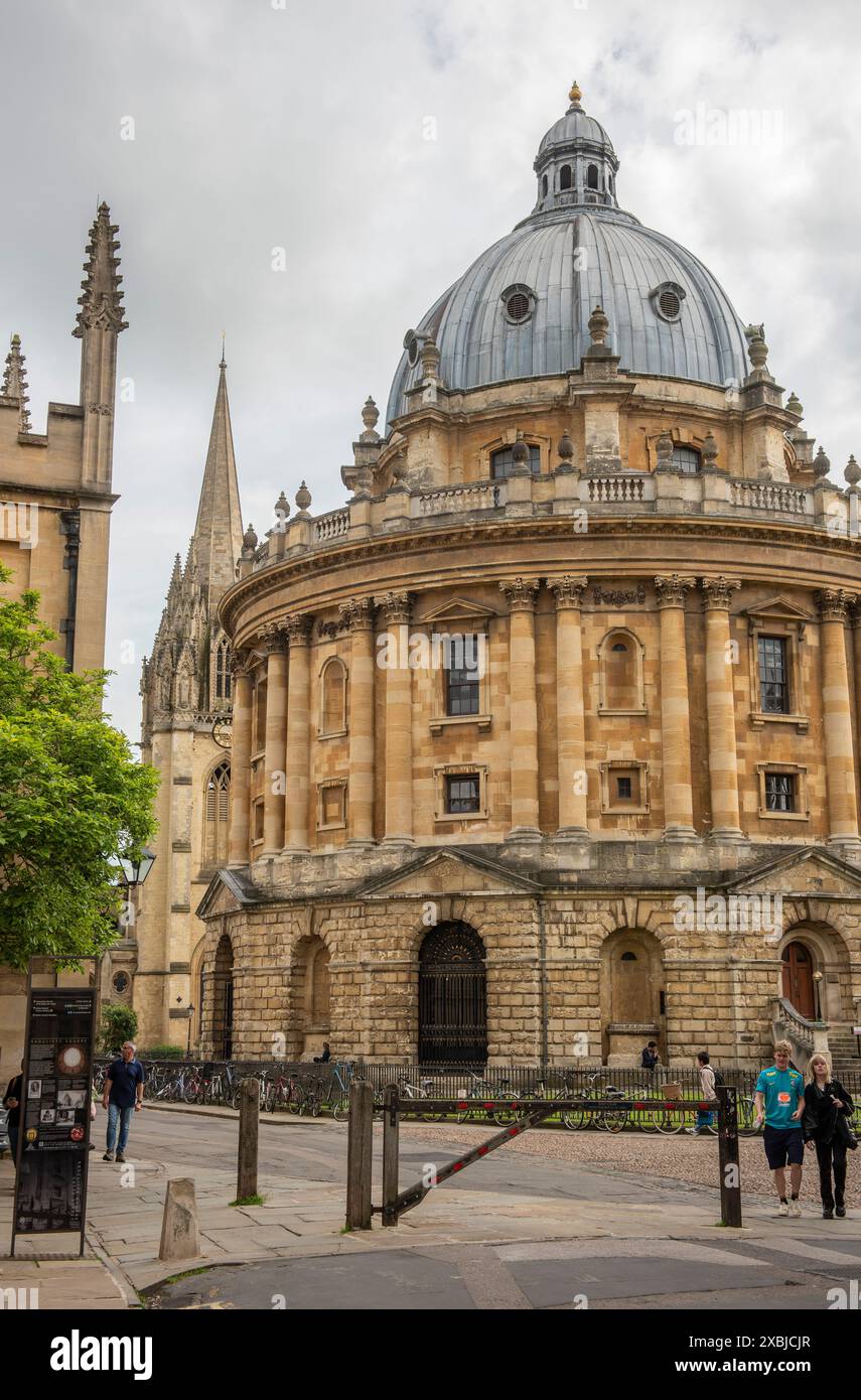 Die Radcliffe Camera ist ein kreisförmiges Gebäude im Zentrum von Oxford, das ursprünglich die Radcliffe Science Library für die University of Oxford beherbergte Stockfoto