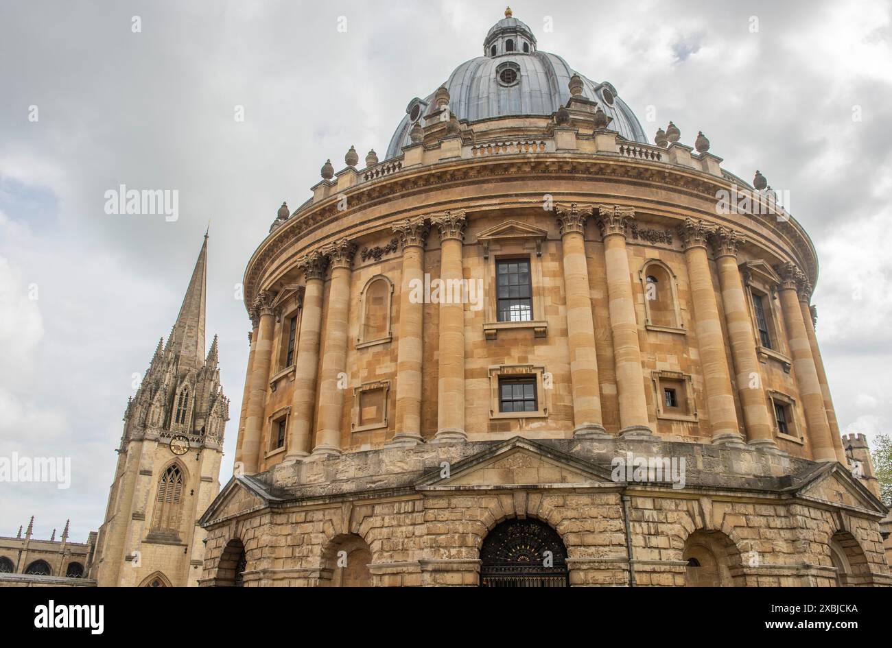 Die Radcliffe Camera ist ein kreisförmiges Gebäude im Zentrum von Oxford, das ursprünglich die Radcliffe Science Library für die University of Oxford beherbergte Stockfoto