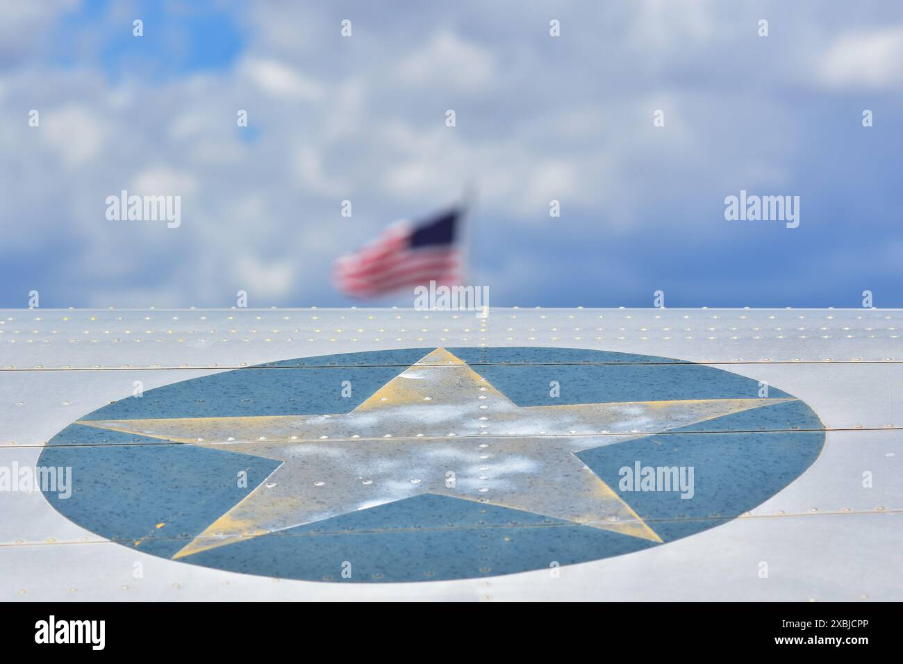 Eine verschwommene, aber erkennbare amerikanische Flagge über einem bemalten Stern in einem Militärflugzeug. Stockfoto