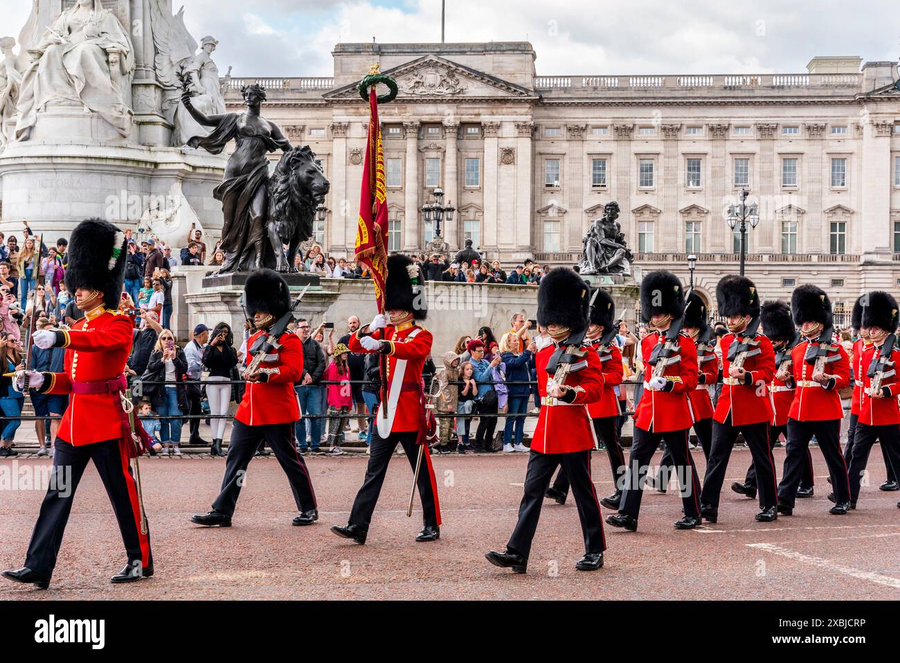 Das 1. Bataillon der Walisischen Garde nimmt an der Zeremonie des Wachwechsels Teil, Buckingham Palace, London, Großbritannien. Stockfoto