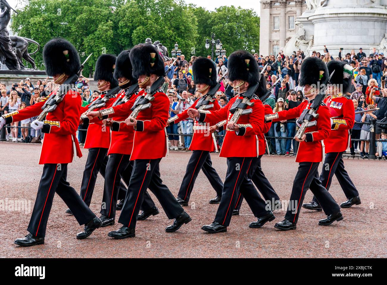 Das 1. Bataillon der Walisischen Garde nimmt an der Zeremonie des Wachwechsels Teil, Buckingham Palace, London, Großbritannien. Stockfoto
