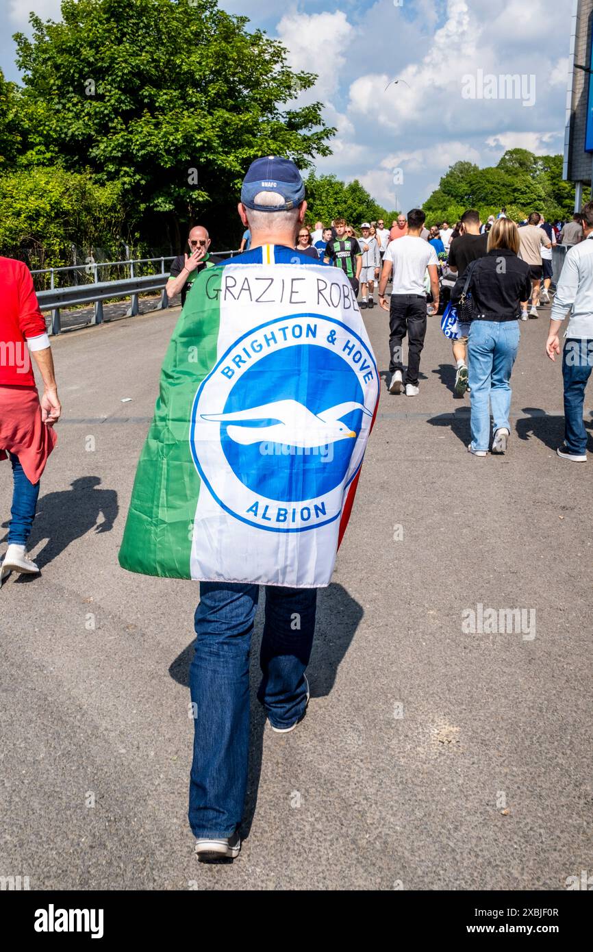 Ein Fan von Brighton und Hove Albion trägt italienische Farben für den abreisenden Manager Roberto de Zerbi, das Amex Stadium, Brighton, Großbritannien Stockfoto