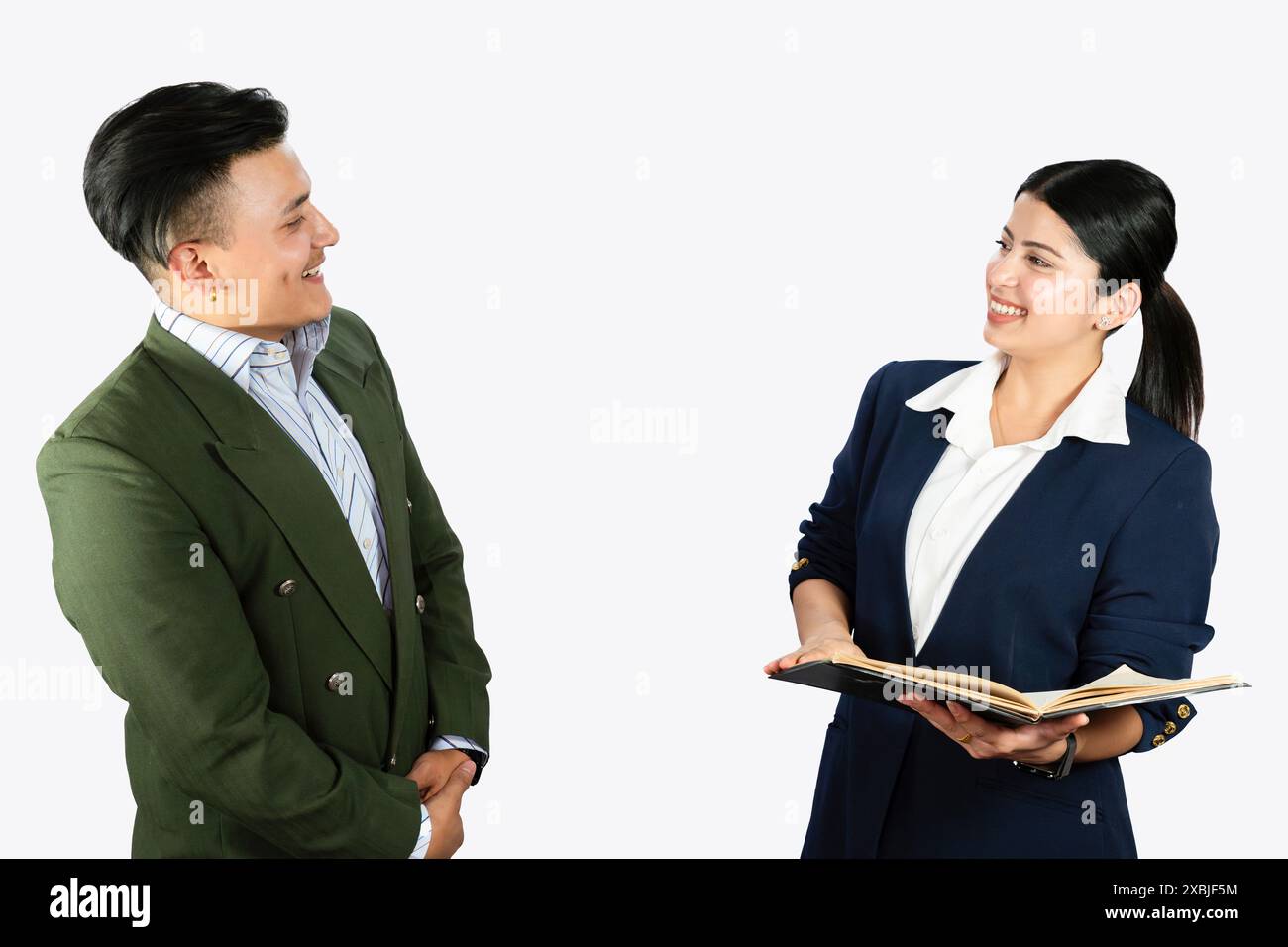 Formelles Treffen eines Geschäftsmannes und einer Geschäftsfrau mit Handschlag und Erklärung mit Gesten Stockfoto