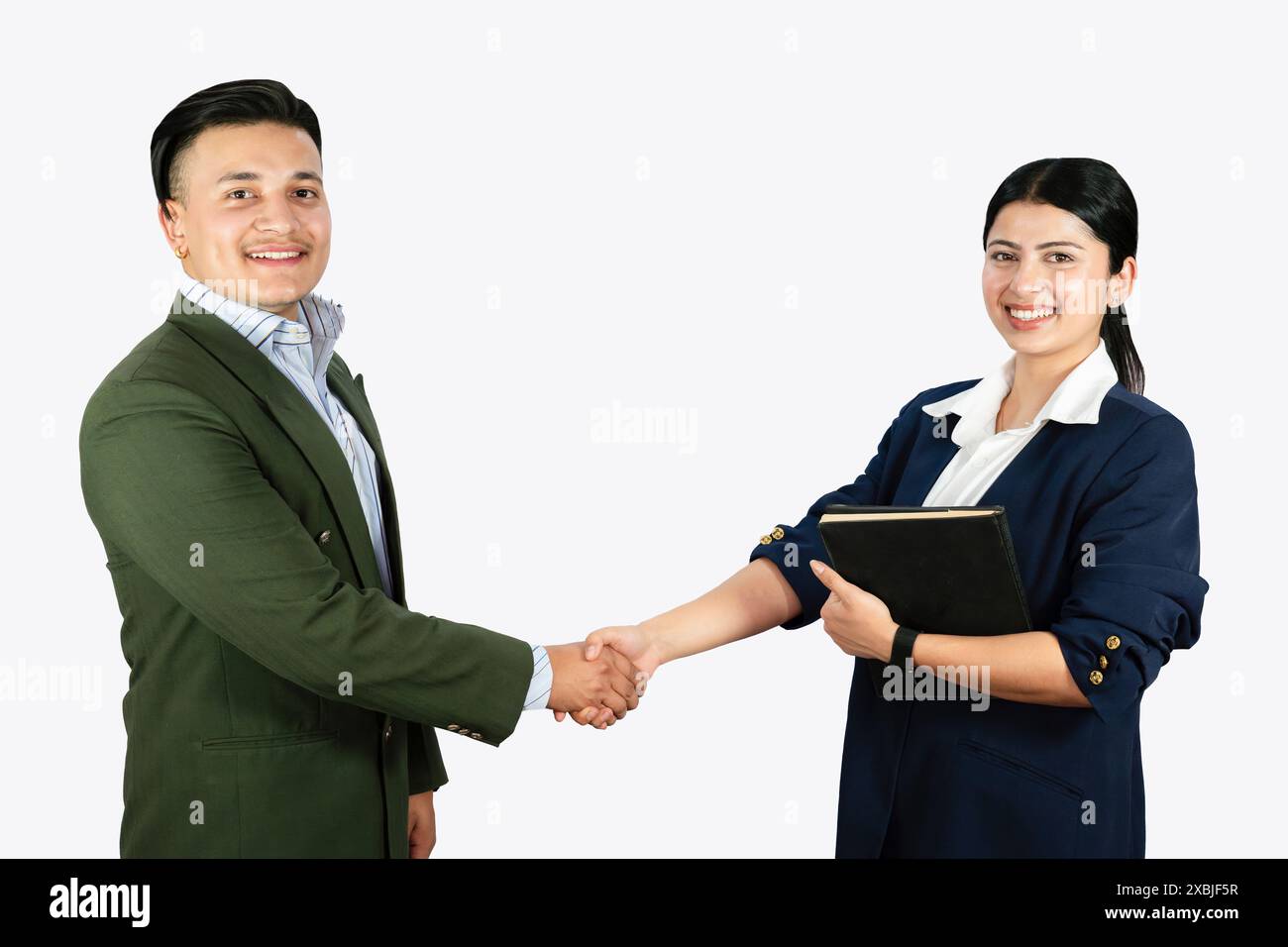 Formelles Treffen eines Geschäftsmannes und einer Geschäftsfrau mit Handschlag und Erklärung mit Gesten Stockfoto