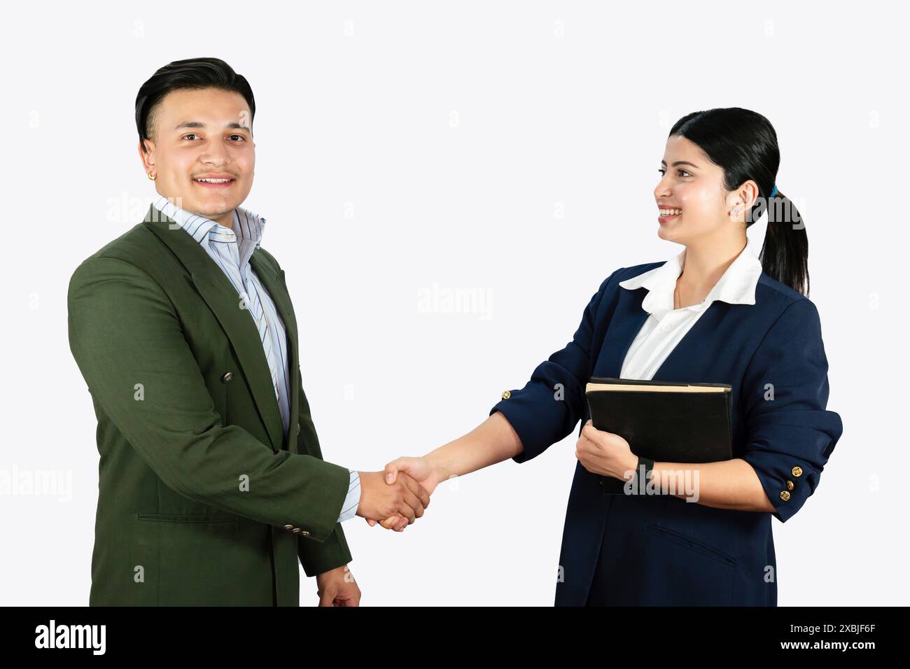 Formelles Treffen eines Geschäftsmannes und einer Geschäftsfrau mit Handschlag und Erklärung mit Gesten Stockfoto