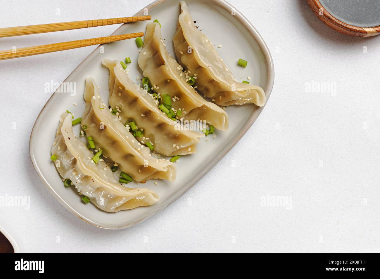 Gyoza-Knödel auf dem Teller, Draufsicht Stockfoto