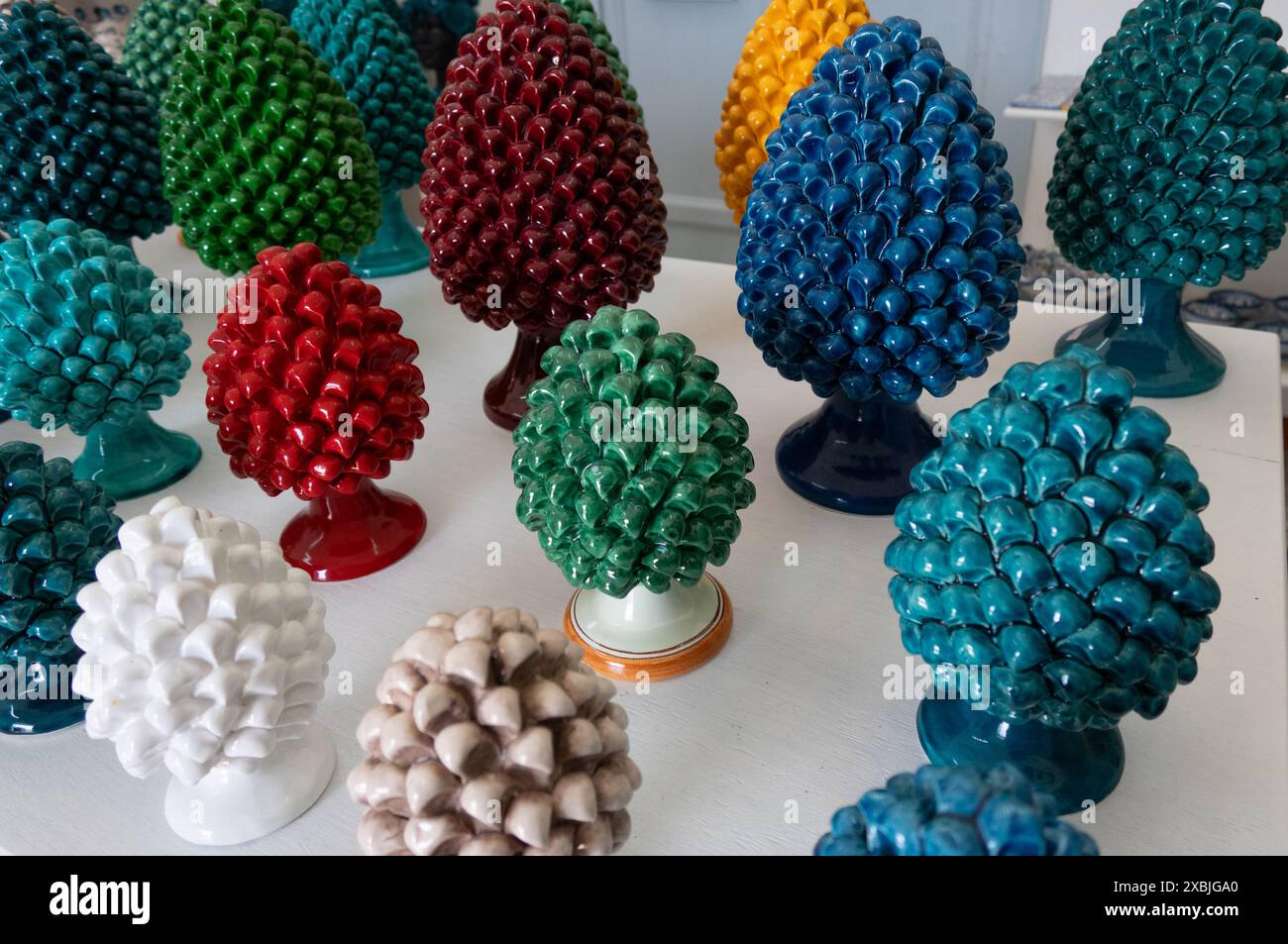 Bunte Artischockenkeramik, die Symbole für Liebe und Reichtum sind Stockfoto