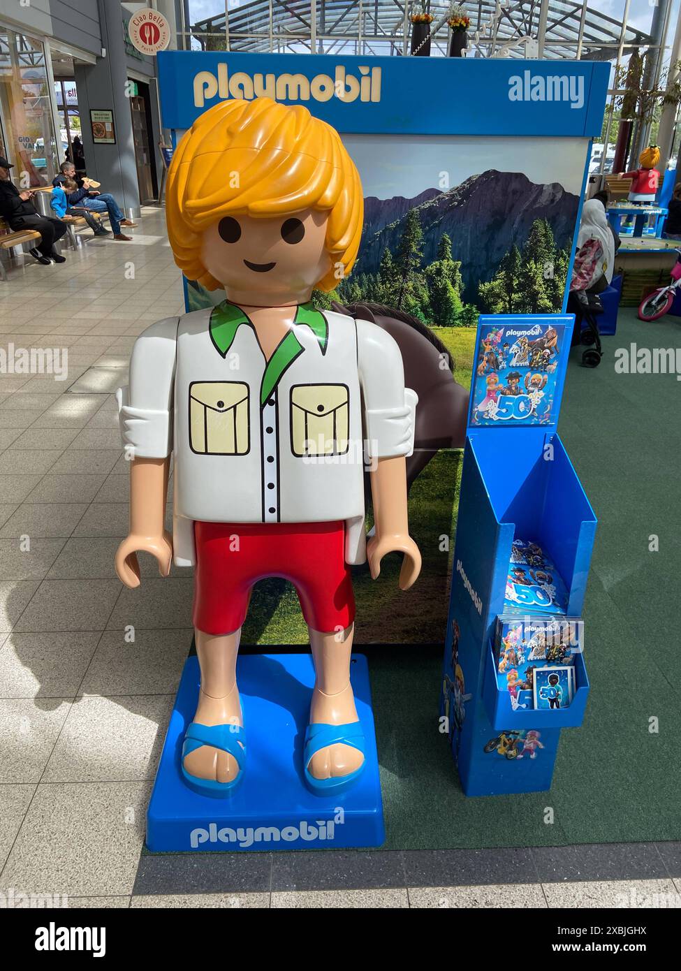 Flensburg, Schleswig-Holstein PLAYMOBILÂ Spielfiguren Sonderausstellung rund um die beliebte Spielwelt des Pferdehofs Wasserfallranch im Förde Park Flensburg. Aufnahme vom 12.06.2024, Flensburg-Rude *** Flensburg, Schleswig Holstein PLAYMOBIL Spielfiguren Sonderausstellung rund um die beliebte Spielwelt der Wasserfallranch Pferdefarm im Flensburger Fjordpark Foto aufgenommen am 12.06.2024, Flensburg Rude Stockfoto