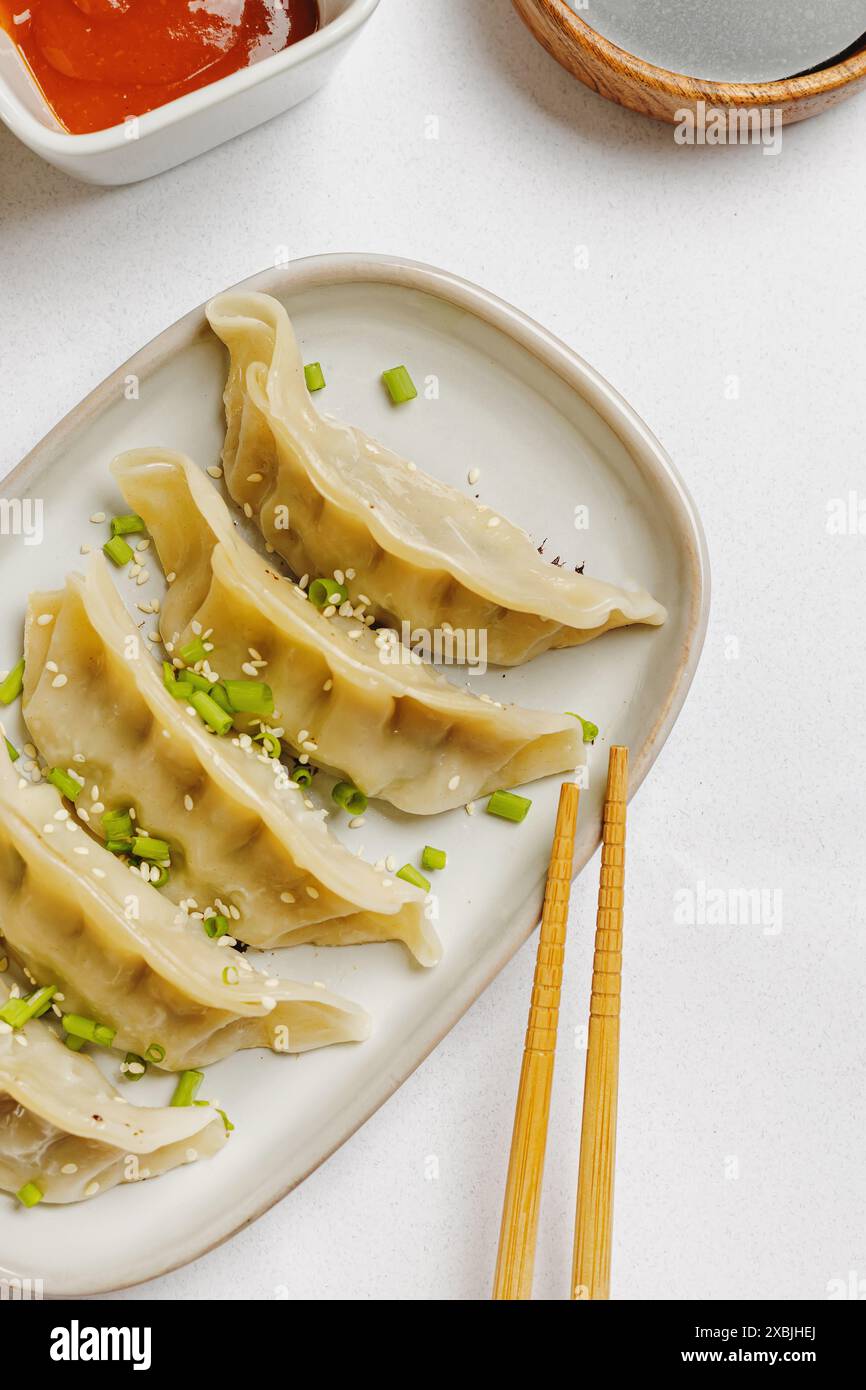 Gyoza-Knödel auf dem Teller, Draufsicht Stockfoto