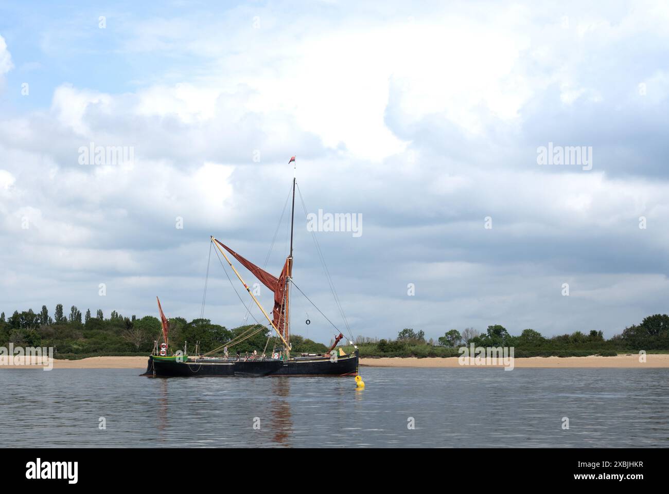 SB Pudge ist ein Segel-Binnenschiff mit einer Länge von 93 Fuß und einer Tonnage von 97 Tonnen, der am Blackwater River in Essex England vor Anker liegt Stockfoto