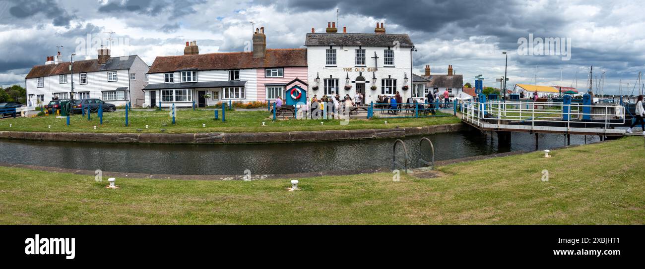 Hübscher Pub und Gebäude am Heybridge Basin, der die Chelmer & Blackwater Navigation über eine Gezeitenschleuse mit der Blackwater Mündung verbindet. Stockfoto