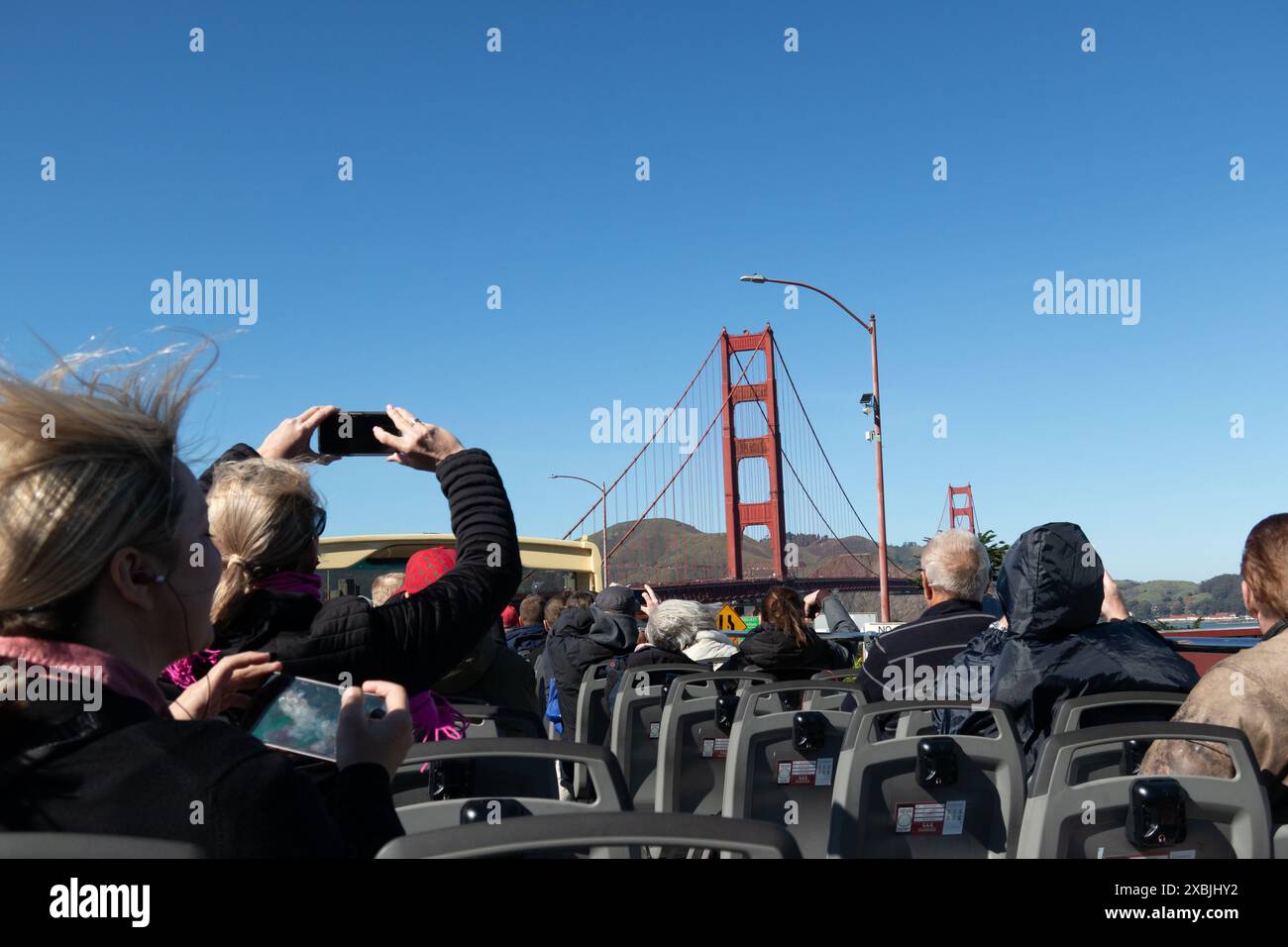 Touristen fotografieren die Golden Gate Bridge von oben auf dem offenen Bus San Francisco Kalifornien USA Stockfoto