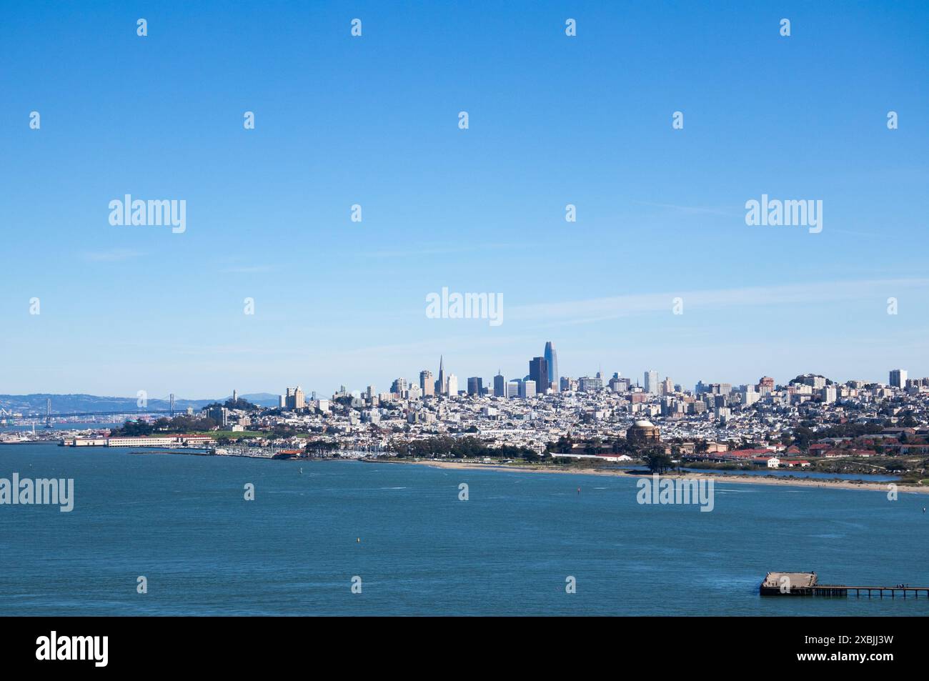 Stadtblick auf San Francisco mit Bucht im Vordergrund von Kalifornien USA Stockfoto