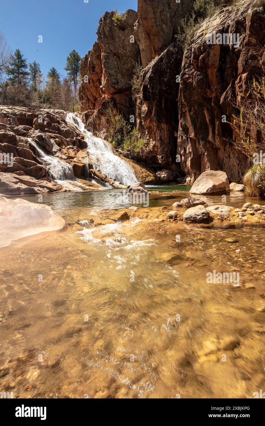 Wundervolle Wasserfälle entlang des herrlichen Water Wheel Falls Wander Trail in der Nähe von Peyson, Arizona (USA). Verführerisch, Erstaunlich, Atemberaubend, Fesselnd, Stockfoto